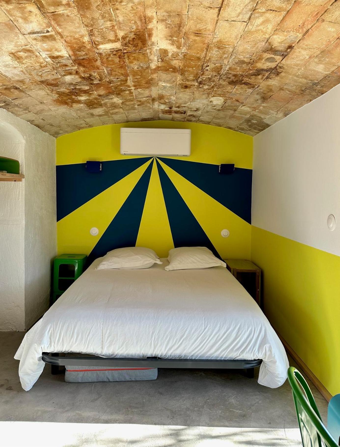 Domaine La Ferme Hi Bride Bed & Breakfast Villelaure Bagian luar foto